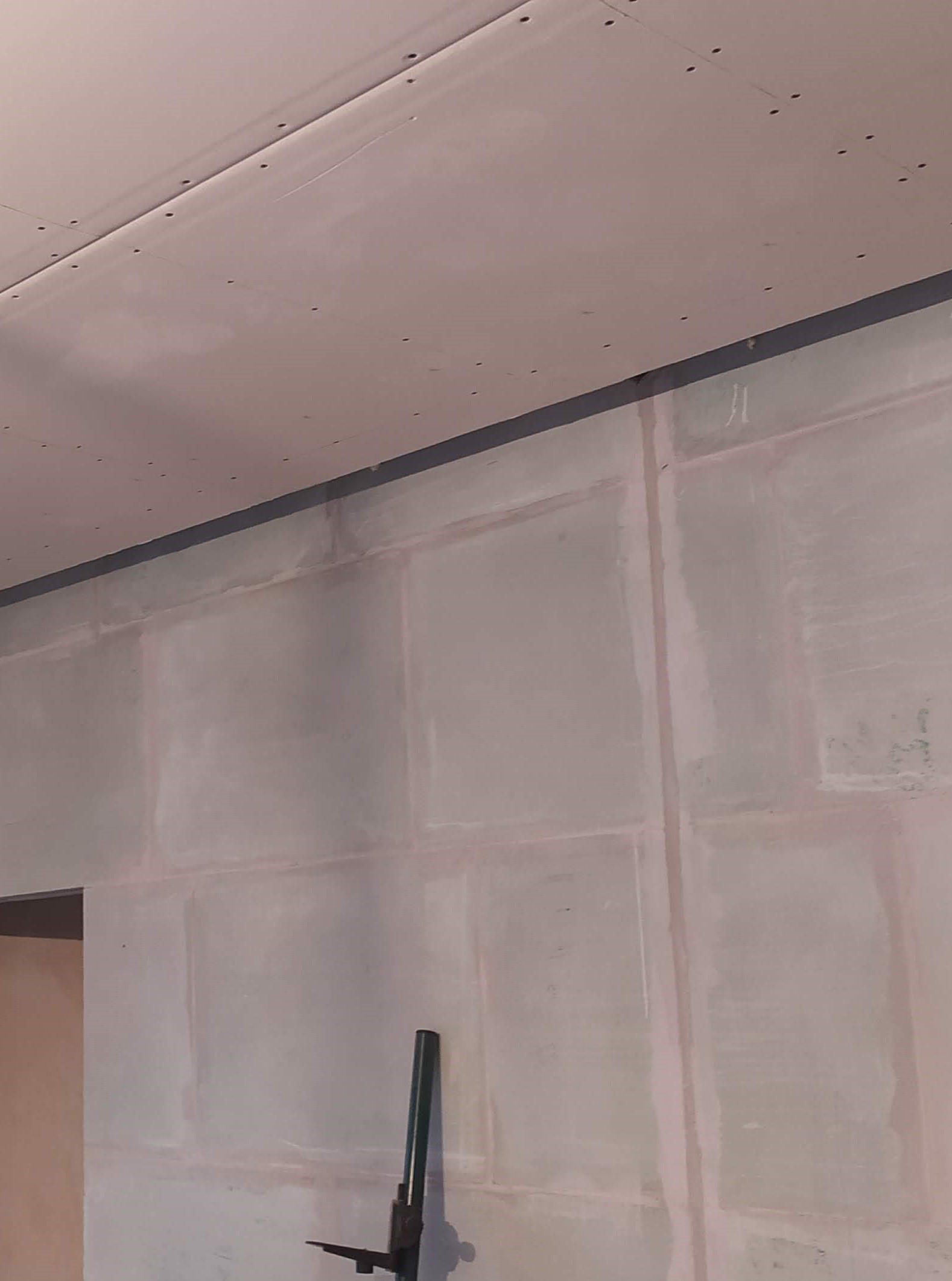 Потолок из ГКЛ с нишей под LED подсветку, ПГП перегородка.