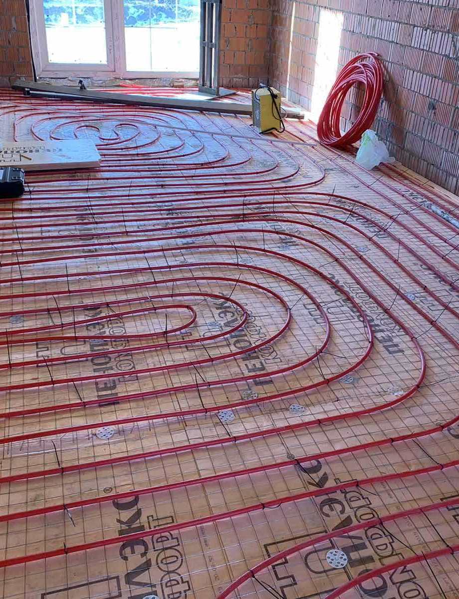 Укладка труб водяного тёплого пола в коттедже.